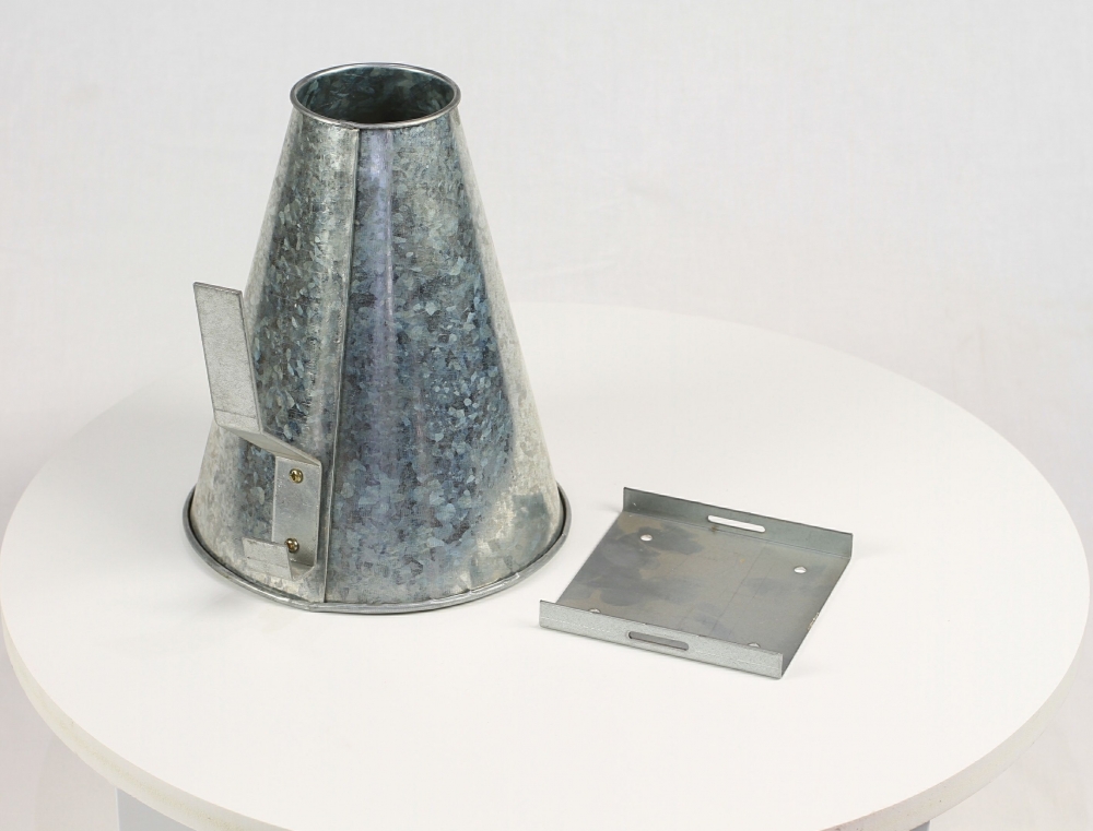 Slaktetrakt til høns, galvanisert, med veggfeste.